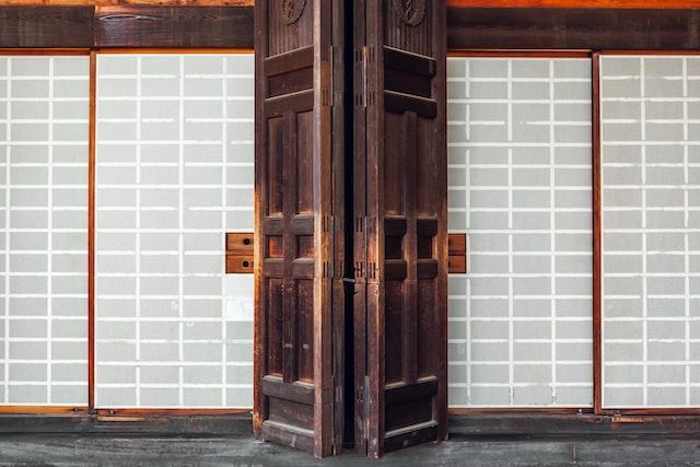 ふすまと茶色の木製ドア