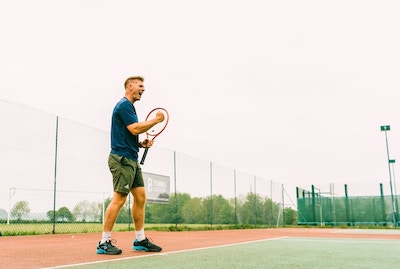 テニスにおけるサーブの初心者がサウナに通うことでサーブスキルが向上