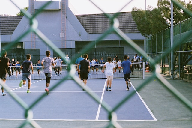 テニスコートに集まる人々