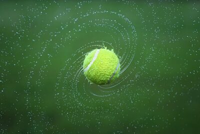 水を含んだテニスボールが空中で回転している